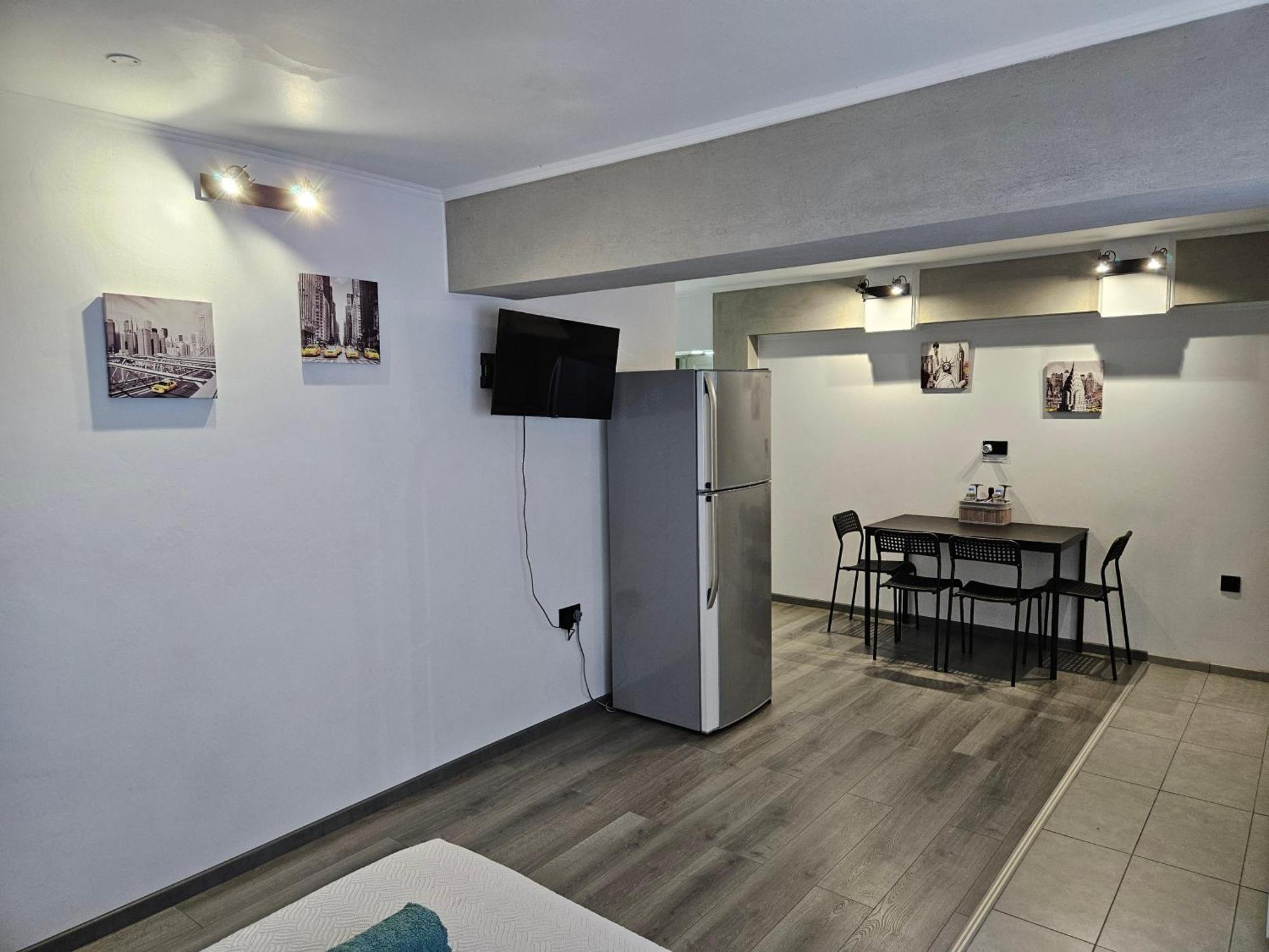 Black & White Studio By Emmelia Group Paphos Luaran gambar