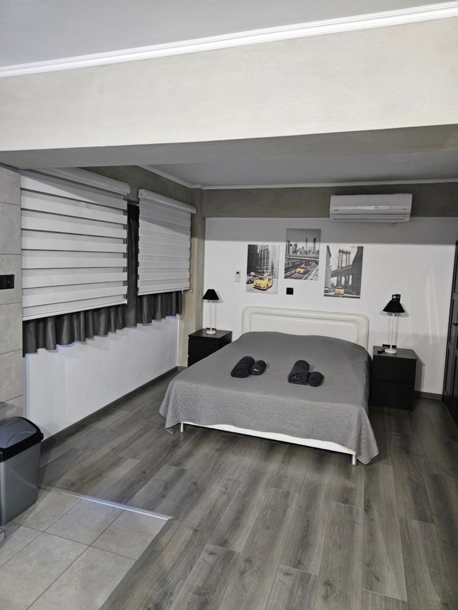 Black & White Studio By Emmelia Group Paphos Luaran gambar